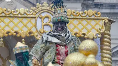 Juanma Moreno Bonilla se disfraza de Baltasar en la cabalgata de Sevilla Juanma Moreno Bonilla se disfraza de Baltasar en la cabalgata de Sevilla