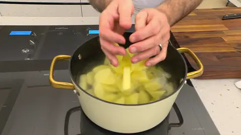 Cuece las patatas Unos 20 minutos