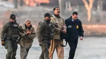 Nicolás Maduro, y su esposa, Cilia Flores, escoltados por agentes de la DEA Nicolás Maduro, y su esposa, Cilia Flores, escoltados por agentes de la DEA