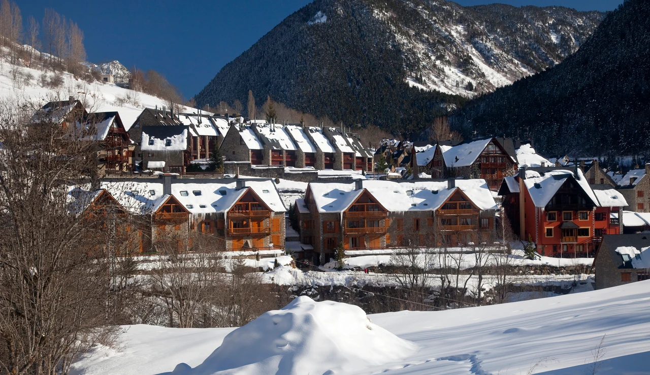 Pueblo con nieve en el Valle de Arán