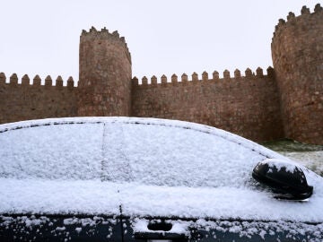 Vista de la nieve en &Aacute;vila este lunes que ha registrado temperaturas de menos seis grados durante la madrugada