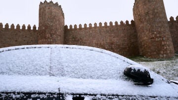 Vista de la nieve en &Aacute;vila este lunes que ha registrado temperaturas de menos seis grados durante la madrugada