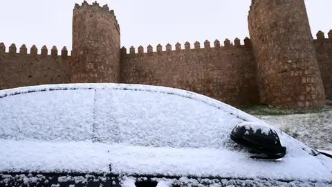 Vista de la nieve en Ávila este lunes que ha registrado temperaturas de menos seis grados durante la madrugada Vista de la nieve en Ávila este lunes que ha registrado temperaturas de menos seis grados durante la madrugada