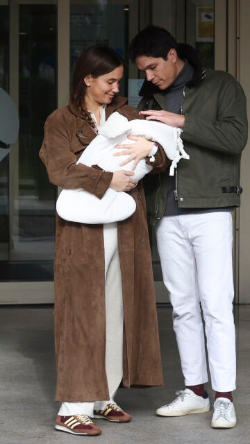 María Pombo y Pablo Castellano con su tercera hija