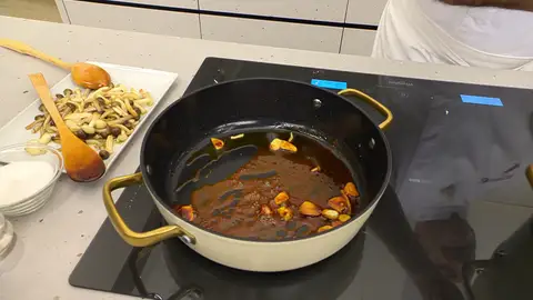 Agrega el pimentón Cuecelo a fuego suave