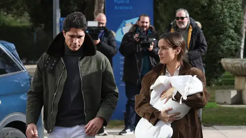 María Pombo y Pablo Castellano con su tercera hija María Pombo y Pablo Castellano con su tercera hija