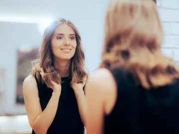 Chica después de un cambio de look Chica después de un cambio de look