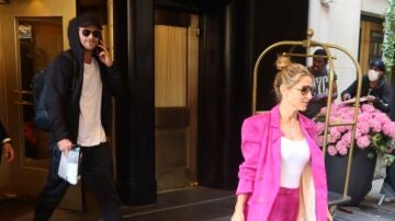 Elsa Pataky y Chris Hemsworth saliendo de un hotel