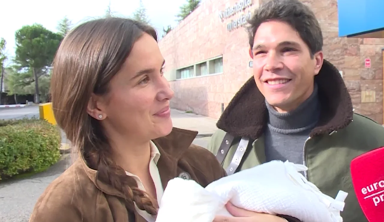 María Pombo y Pablo Castellano ante los micrófonos