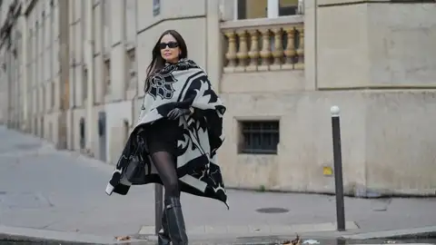 Mujer usando medias Mujer usando medias