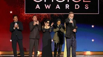 El equipo de Una batalla tras otra, con Paul Thomas Anderson y Leonardo Dicaprio en los Critic Choice Awards
