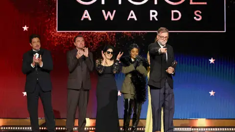 El equipo de Una batalla tras otra, con Paul Thomas Anderson y Leonardo Dicaprio en los Critic Choice Awards El equipo de Una batalla tras otra, con Paul Thomas Anderson y Leonardo Dicaprio en los Critic Choice Awards