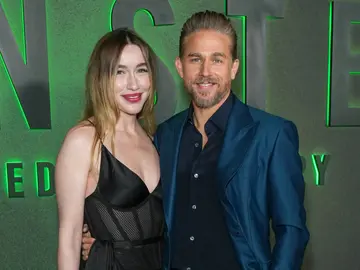 Charlie Hunnam y Morgana McNelis Charlie Hunnam y Morgana McNelis