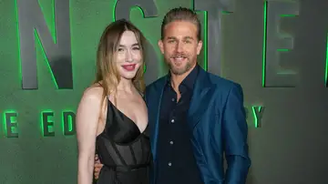 Charlie Hunnam y Morgana McNelis Charlie Hunnam y Morgana McNelis