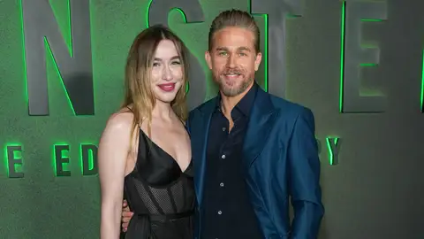 Charlie Hunnam y Morgana McNelis Charlie Hunnam y Morgana McNelis