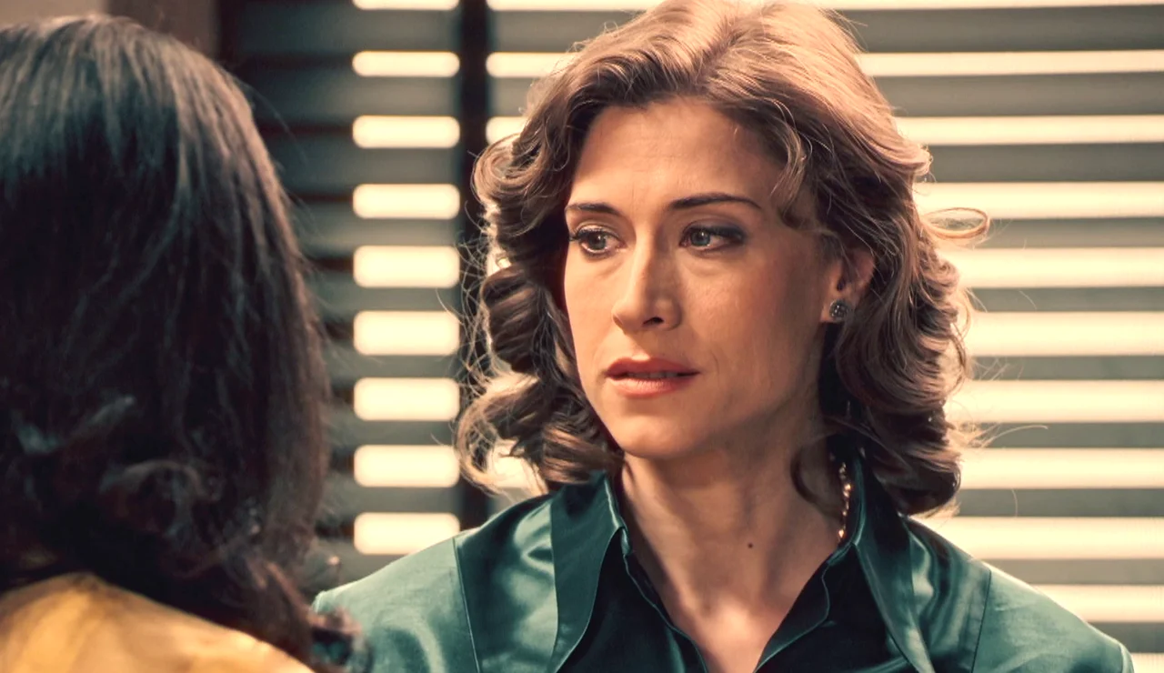 Cloe le cuenta a Marta sus sospechas: cree que Gabriel y Brossard se traen algo entre manos