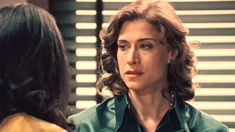 Cloe le cuenta a Marta sus sospechas: cree que Gabriel y Brossard se traen algo entre manos Cloe le cuenta a Marta sus sospechas: cree que Gabriel y Brossard se traen algo entre manos