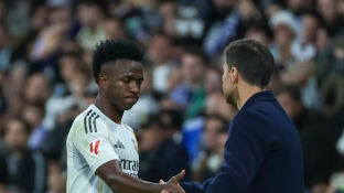 Vin&iacute;cius saluda a Xabi Alonso al ser sustituido