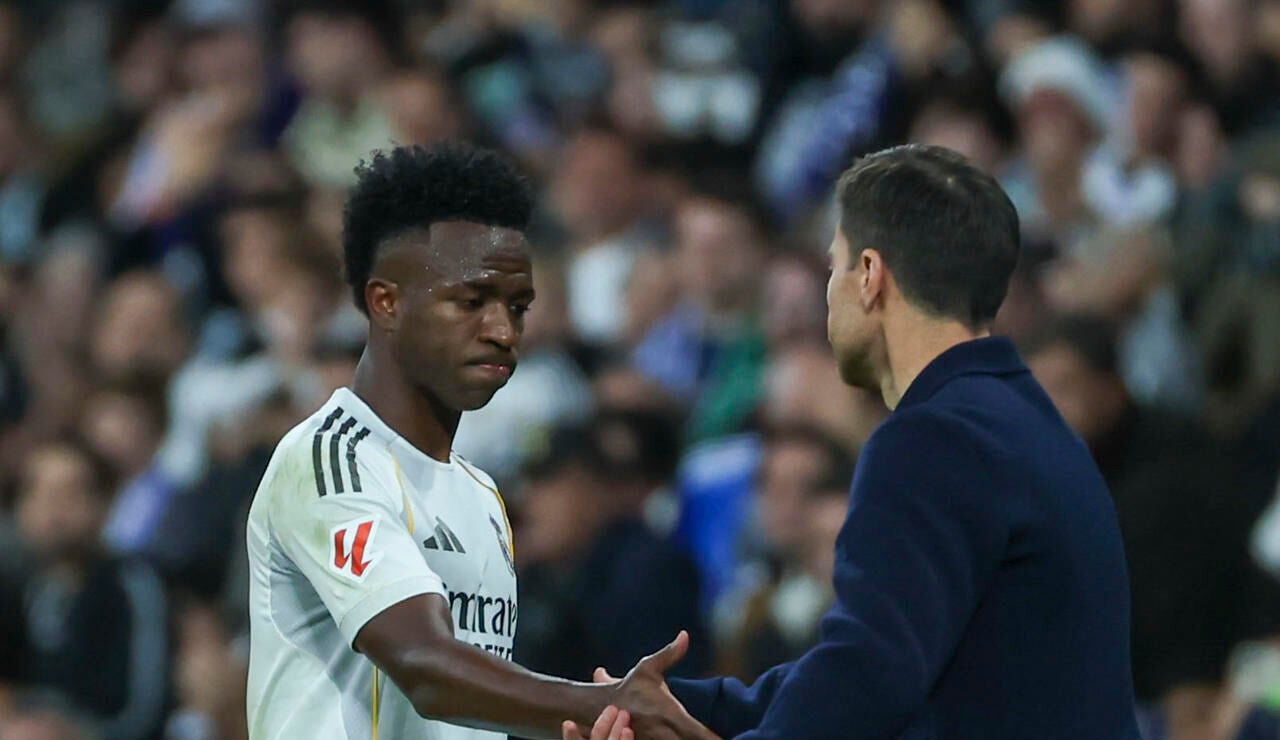 Vin&iacute;cius saluda a Xabi Alonso al ser sustituido