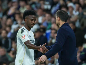 Vin&iacute;cius saluda a Xabi Alonso al ser sustituido