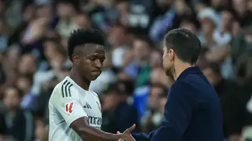 Vinícius saluda a Xabi Alonso al ser sustituido Vinícius saluda a Xabi Alonso al ser sustituido