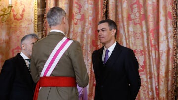 Felipe VI dialogando con Pedro S&aacute;nchez y Fernando Grande- Marlaska en la Pascua Militar de 2025.