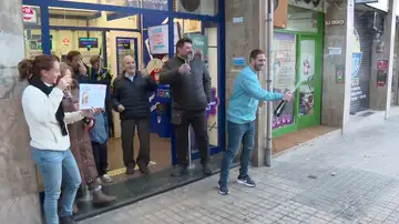 Celebran el segundo premio de la Lotería de El Niño en Barcelona Celebran el segundo premio de la Lotería de El Niño en Barcelona