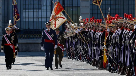 Felipe VI pasa revista a las tropas en la celebración de la Pascua Militar en el Palacio Real. Felipe VI pasa revista a las tropas en la celebración de la Pascua Militar en el Palacio Real.