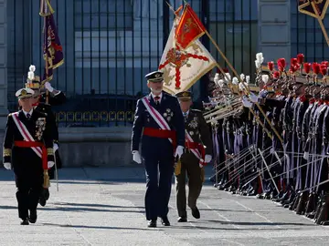 Felipe VI pasa revista a las tropas en la celebración de la Pascua Militar en el Palacio Real. Felipe VI pasa revista a las tropas en la celebración de la Pascua Militar en el Palacio Real.
