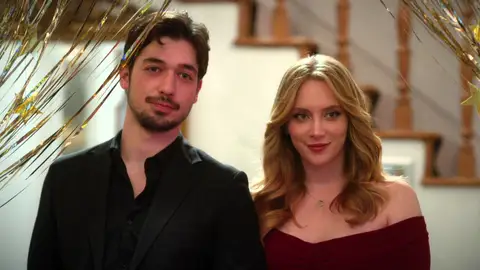 Uras y Maral dinamitan el cumpleaños de Umay: "Ya no hay obstáculos entre nosotros" Uras y Maral dinamitan el cumpleaños de Umay: "Ya no hay obstáculos entre nosotros"