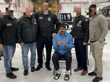 Nicol&aacute;s Maduro escoltado por agentes de la Administraci&oacute;n para el Control de Drogas, luego de su captura el 3 de enero de 2026, en Nueva York