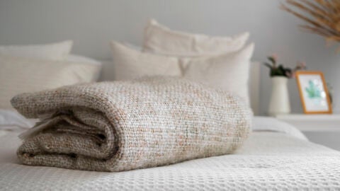 Manta encima de una cama