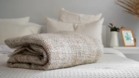 Manta encima de una cama Manta encima de una cama