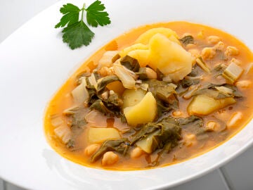 Potaje de acelgas, garbanzos y alubias