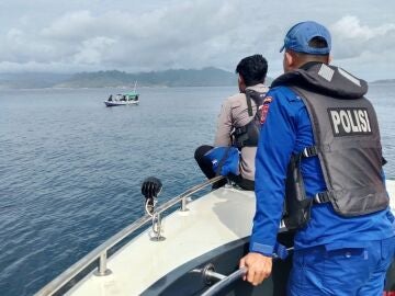 Las familias del naufragio de Indonesia piden a las autoridades mantener la b&uacute;squeda hasta localizar al menor que falta