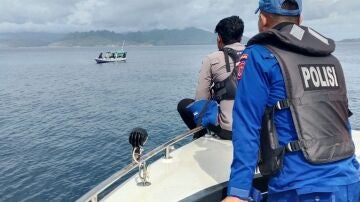 Las familias del naufragio de Indonesia piden a las autoridades mantener la b&uacute;squeda hasta localizar al menor que falta