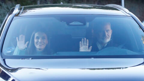 Los Reyes saludan desde el coche