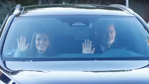 Los Reyes saludan desde el coche Los Reyes saludan desde el coche