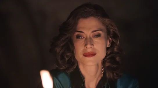Marta quema su diario para evitar que su secreto salga a la luz, aunque quizás sea demasiado tarde… ¡María lo ha descubierto! Marta quema su diario para evitar que su secreto salga a la luz, aunque quizás sea demasiado tarde… ¡María lo ha descubierto!