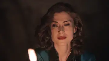 Marta quema su diario para evitar que su secreto salga a la luz, aunque quizás sea demasiado tarde… ¡María lo ha descubierto! Marta quema su diario para evitar que su secreto salga a la luz, aunque quizás sea demasiado tarde… ¡María lo ha descubierto!