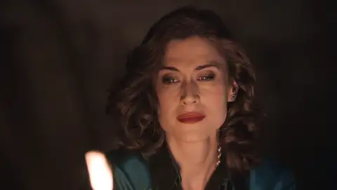 Marta quema su diario para evitar que su secreto salga a la luz, aunque quizás sea demasiado tarde… ¡María lo ha descubierto! Marta quema su diario para evitar que su secreto salga a la luz, aunque quizás sea demasiado tarde… ¡María lo ha descubierto!