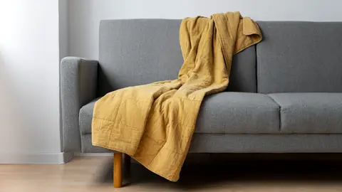 Manta sobre un sofá Manta sobre un sofá