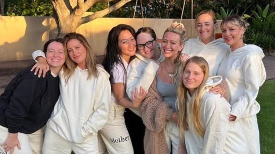 Ashley Tisdale con su grupo de madres donde estaban Hilary Duff o Meghan Trainor