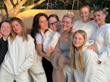 Ashley Tisdale con su grupo de madres donde estaban Hilary Duff o Meghan Trainor Ashley Tisdale con su grupo de madres donde estaban Hilary Duff o Meghan Trainor