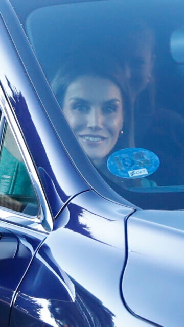 La reina Letizia sale de la casa de su padre