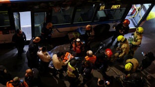 Los servicios de emergencia israel&iacute;es acuden al lugar del atropello de varios peatones en Jerusal&eacute;n el 6 de enero de 2026.