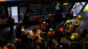 Los servicios de emergencia israel&iacute;es acuden al lugar del atropello de varios peatones en Jerusal&eacute;n el 6 de enero de 2026.