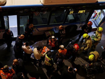 Los servicios de emergencia israel&iacute;es acuden al lugar del atropello de varios peatones en Jerusal&eacute;n el 6 de enero de 2026.
