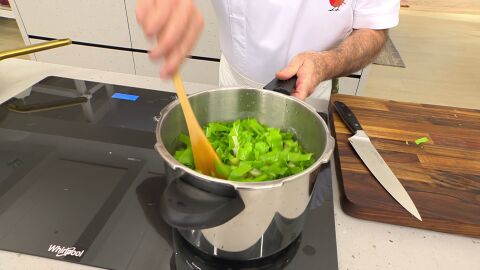 Rehoga las acelgas con las legumbres