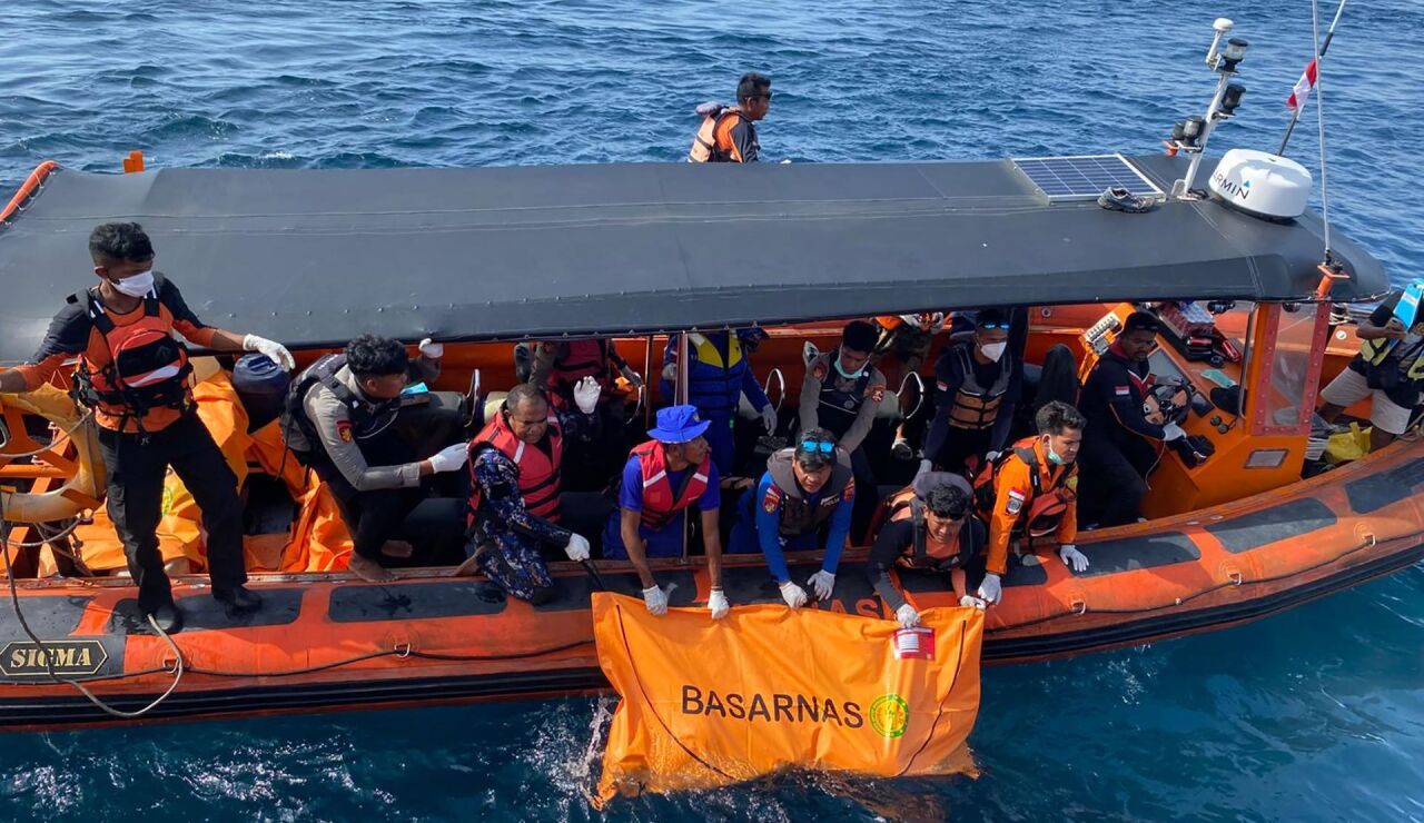 Parte del operativo de b&uacute;squeda del barco tur&iacute;stico